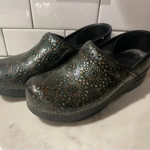 Dansko clogs size 39 subtle metallic print